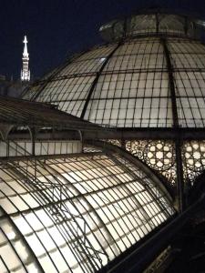 um grande edifício de vidro com uma torre de relógio ao fundo em big room in Milano center em Milão