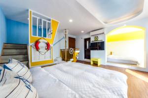 Giường trong phòng chung tại 墾丁南灣海遇親子 Meet you Nanwan