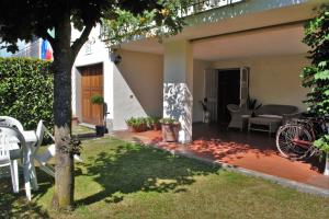 a view of the back yard of a house at Casa San Marco in Lucca