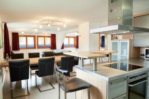 - une cuisine et une salle à manger avec une table et des chaises dans l'établissement Gasthaus Kranz, à Lausheim