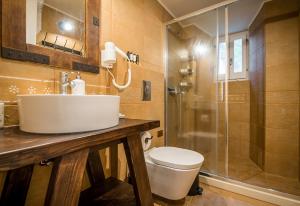A bathroom at Castelli Olive Press