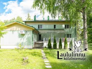 Laululinnu Guesthouse في Järvajõe: منزل أمامه ساحة