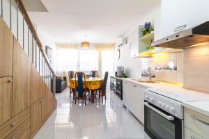 Køkken eller tekøkken på Your Vacation Apartment