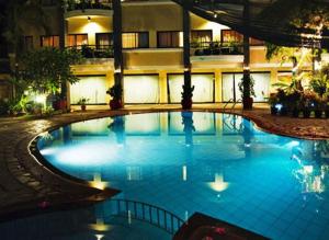 ein großes Schwimmbecken mitten in einem Gebäude in der Unterkunft Hotel Fleuris in Puerto Princesa
