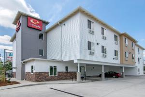 een groot wit gebouw met een auto ervoor geparkeerd bij Econo Lodge Inn & Suites in Springfield