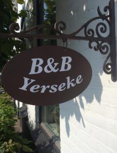 een bord met de tekst bc kerklee hangend aan een gebouw bij Bed & breakfast Yerseke in Yerseke