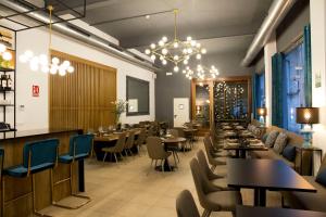 a restaurant with tables and chairs and a bar at Quart Youth Hostel & Apartments in Valencia
