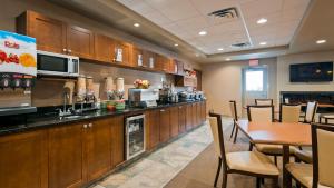 een restaurant met een bar en een tafel en stoelen bij Best Western Plus Service Inn & Suites in Lethbridge