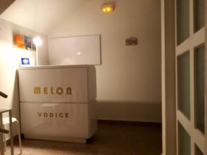 une chambre avec une boîte vocale melon à côté d'une porte dans l'établissement Apartments Melon Vodice, à Vodice