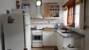 ビージャ・ヘセルにあるSaint Florentin Frente Al Marのキッチン(白い家電製品、白い冷蔵庫付)
