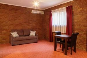 Fountain Court Motor Inn Albury tesisinde bir oturma alanı