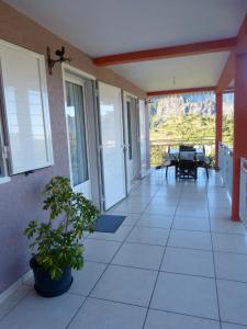 een kamer met een patio met een tafel en een tafel bij Chez Sandrine in Cilaos