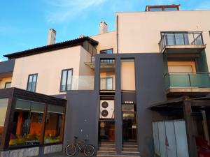 a building with a bike parked in front of it at Casa Vista Mar Torreira in Torreira