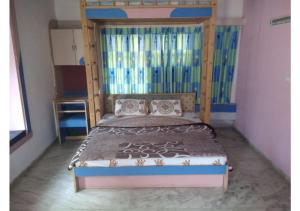 um quarto com um beliche num quarto em The Raj Villas em Monte Abu