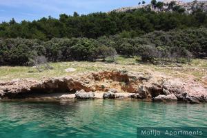 a body of water with a mountain in the background at Apartmani Matija in Metajna