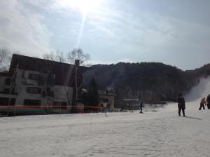 a group of people flying a kite in the snow at Onsen Hotel Itakura in Yamanouchi