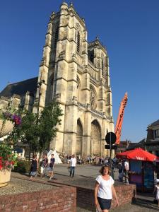 Eine Frau, die vor einer Kirche läuft. in der Unterkunft L'abbatiale in Corbie