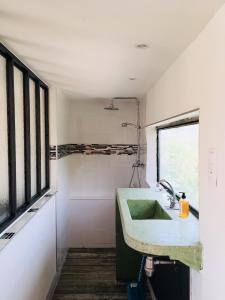 Dapur atau dapur kecil di Spa Les Jardins De Chiron Lodges et Tiny House dans le sud