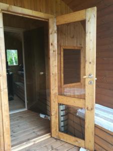 - Vistas al exterior de una casa de madera con puerta en Willa Mustijoki en Laukkoski