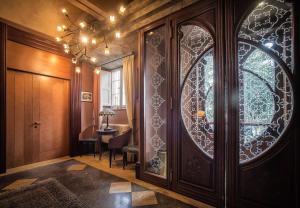 un corridoio con porta con vetrate colorate di Hotel Terme a Sarnano