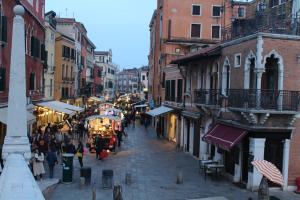 Un gruppo di persone che camminano per una strada cittadina di Ca' Venere Apartments Cannaregio a Venezia