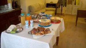 una mesa con un mantel blanco con comida. en Albergo La Rosetta en Chiusi
