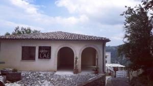 une petite maison avec un panneau sur son côté dans l'établissement LAE' affittacamere, à Roccamontepiano