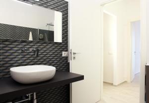 łazienka z białą umywalką i lustrem w obiekcie Sea Windows Suite w Trapani +33 zdjęcia