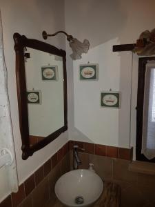 uma casa de banho com um lavatório e um espelho em L'Angolo di Dany em Pianello