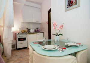 Kuchyň nebo kuchyňský kout v ubytování Studio apartman Mima