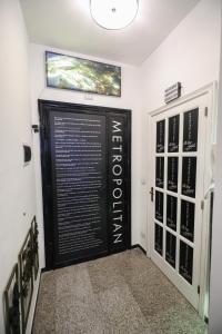 una porta nera con una scritta sopra in una stanza di Metropolitan b&b a Bari
