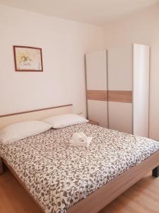 Säng eller sängar i ett rum på Apartmani "Bodulo"