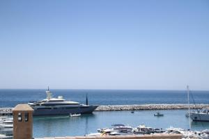 マルベーリャにあるLuxury Holiday Apartment in Puerto Banus Marina with sea viewsの船港に停泊する大型ヨット