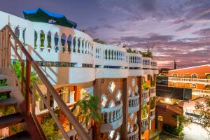 een gebouw met een muurschildering van dieren erop bij Hotel Le Priss in Manuel Antonio