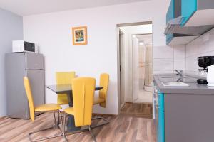 Kuchyňa alebo kuchynka v ubytovaní Cakic apartmani