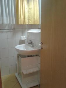ein Bad mit einem Waschbecken und einem Spiegel in der Unterkunft Apart Ramona in Serfaus