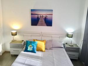 1 dormitorio con 1 cama con 2 mesitas de noche y 2 lámparas en Villa Tagoror, en Puerto del Carmen