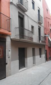 - un bâtiment avec balcon sur le côté d'une rue dans l'établissement BOREAS Apartaments, à Palamós