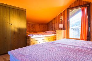 1 Schlafzimmer mit 2 Betten und einem Fenster in der Unterkunft Kitzecker-Weingartenhaus in Kitzeck im Sausal