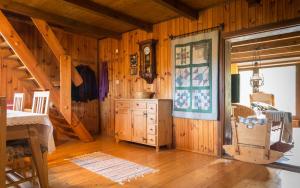 ein Schlafzimmer mit einem Bett und einer Treppe in einer Hütte in der Unterkunft Kitzecker-Weingartenhaus in Kitzeck im Sausal