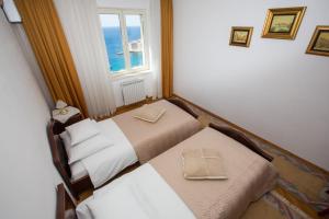 2 camas individuais num quarto com uma janela em Penthouse Fantasia em Dubrovnik