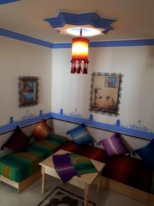 un soggiorno con divano e tavolo di Dar Al Machichi a Chefchaouen