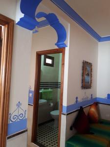Schlafzimmer mit blauer Decke und Bad in der Unterkunft Dar Al Machichi in Chefchaouen