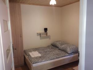 Ένα ή περισσότερα κρεβάτια σε δωμάτιο στο Domki U Moniki