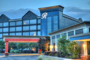 una representación de la parte delantera de un hotel en The Ramsey Hotel and Convention Center en Pigeon Forge