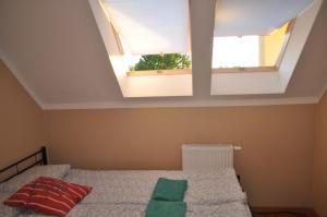 Łóżko lub łóżka w pokoju w obiekcie Apartament Wrzos