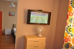 Telewizja i/lub zestaw kina domowego w obiekcie Apartament Wrzos