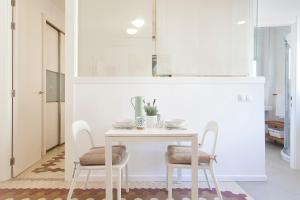バレンシアにあるEl Rincón de Tintín - Ruzafa - Wifi 5Gの白いテーブルと椅子2脚