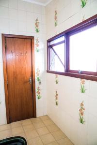 a room with a door and a window at Piano B&B + Coworking in Porto Alegre