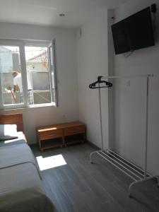 TV a/nebo společenská místnost v ubytování Apartments with sea views